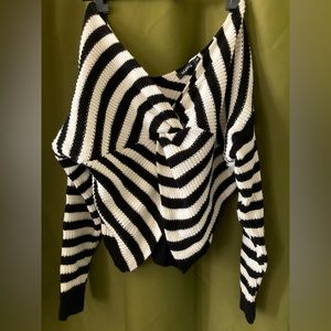 NAANAA black/white stripe twist spiral sweater S/M